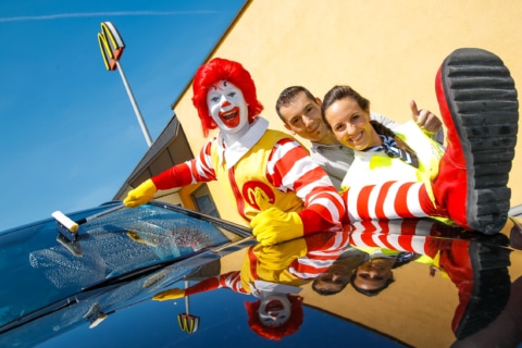 Beim McDonald’s Car Wash Day greifen zahlreiche McDonald’s Mitarbeiter zu Schwamm und Kübel und putzen für den guten Zweck die Windschutzscheiben der McDrive Gäste.