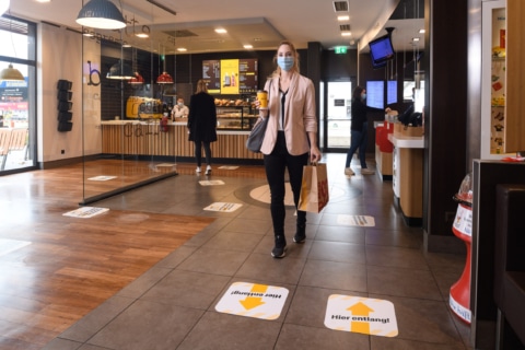 Bodenmarkierungen und Leitsysteme. (Fotocredit: McDonald’s Österreich)