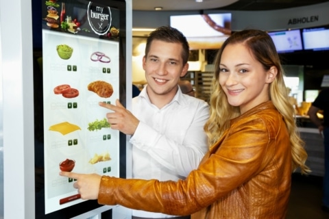 Am Kiosk kann aus über 30 hochwertige Zutaten und Saucen ausgewählt werden.