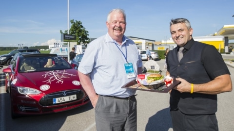 (v.l.) Jüri Tamm, Präsident des electric Marathon 2016, gemeinsam mit Markus Stiflbauer, Supervisor bei McDonald's Vorchdorf.