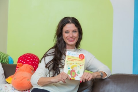 Sonja Klima, Präsidentin der Ronald McDonald Kinderhilfe, mit der ungekürzten Charity-Version der "Weihnachtsgeschichten vom Franz" von Christine Nöstlinger. download