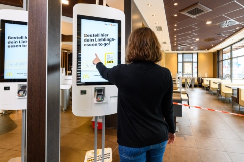 Bodenmarkierungen und Leitsysteme. (Fotocredit: McDonald’s Österreich) Bodenmarkierungen und Leitsysteme. (Fotocredit: McDonald’s Österreich)