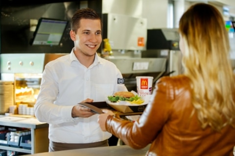 Alle Burger werden unmittelbar nach der Bestellung in der Küche frisch zubereitet.