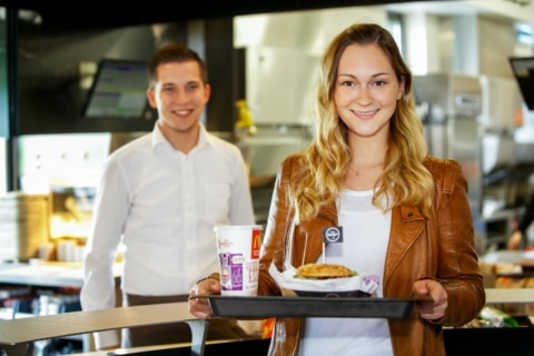 McDonald’s Österreich serviert die „my burger“-Kreationen offen und rückt mit dem neuen Konzept seine Premium-Burger Kompetenz in den Mittelpunkt.