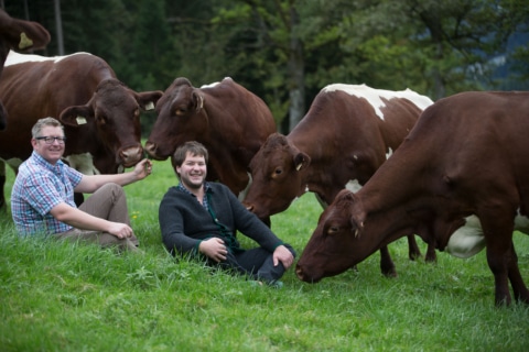 Der Schörgererhof der Brüder Stefan (l.) und Andreas Lindner in Oberndorf bei Kitzbühel ist einer von 11.500 Partnern im Qualitätssicherungsprogramm „M-Rind“. Der Hof wurde von McDonald’s 2015 als europaweiter Vorzeigebetrieb und erste Rinder-Flagship Farm.
