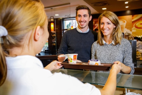 Auch im Jahr 2016 wird Gastfreundschaft bei McDonald’s Österreich im Mittelpunkt stehen. Durch das neue Küchen- und Servicekonzept kommen alle Speisen noch frischer auf das Tablett.