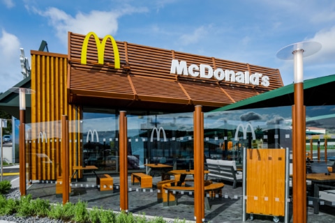 Auch die Gastgärten und Sonnenterrassen der McDonald’s Restaurants werden sommerfit gemacht (im Bild: McDonald’s Restaurant in Neulengbach, Niederösterreich), Fotocredit: McDonald’s Österreich