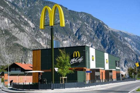 McDonald’s geht mit McDrive und McDelivery in die nächste Phase der schrittweisen Wiedereröffnung (im Bild: McDonald’s Restaurant in Zams, Tirol)