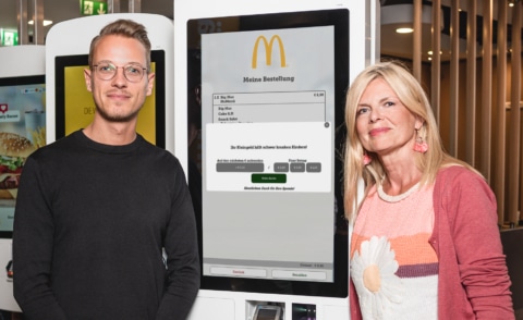 Benedikt Böcker (Marketing Director von McDonald’s Österreich) mit Karin Schmidt (Vorstand der Ronald McDonald Kinderhilfe)