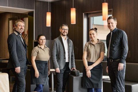 Der neue Franchisenehmer Michael Öhler mit seinem Restaurantteam Imst