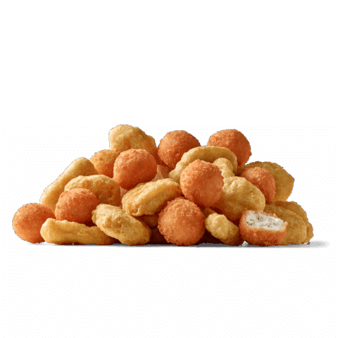 Eine Vielzahl von goldbraun frittierten Snacks, darunter knusprige Nuggets und runde Bällchen, die appetitlich gestapelt sind.