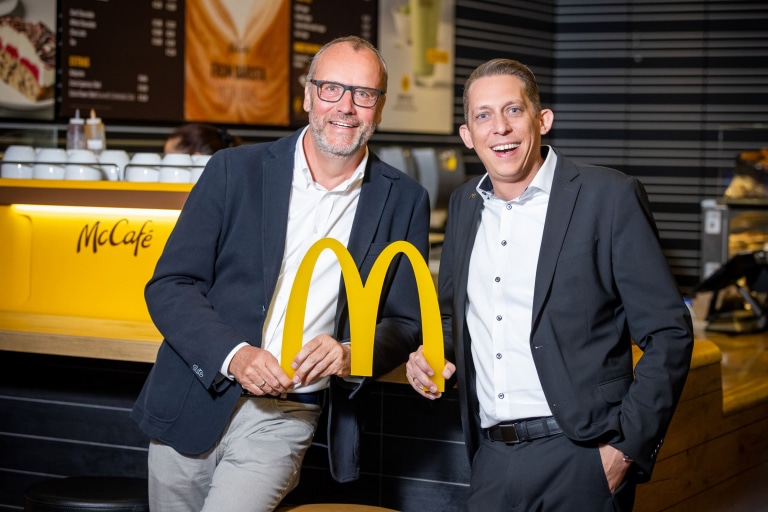 Harald Marschalek (rechts) übernimmt die McDonald’s Restaurants am Wiener Hauptbahnhof und am Südtiroler Platz von Thomas Eckwolf.