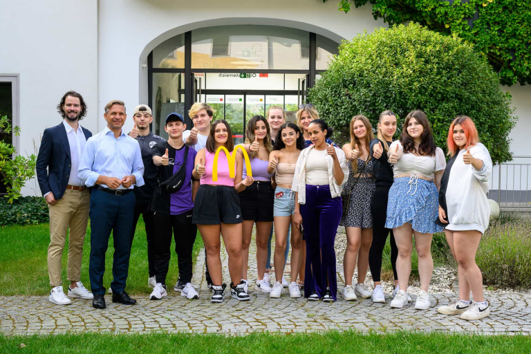 Gruppenfoto bei der McDonald´s Lehrlingsconvention 2023 in Steyregg.