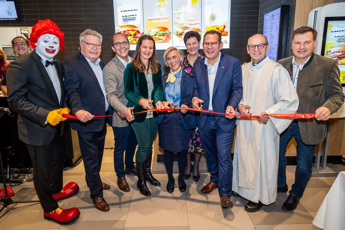 Eröffnung der neuen McDonalds-Filiale in St.Valentin. Ein rotes Band wird durchgeschnitten.