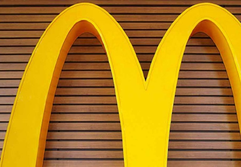 Mcdonald's-Logo auf hölzernem Hintergrund