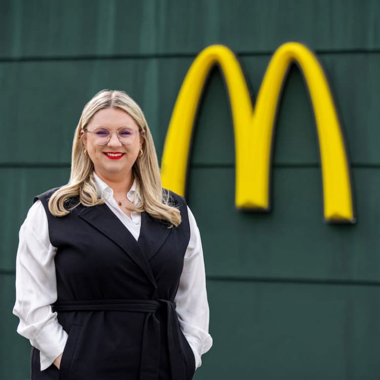 Berenike Maier vor McDonald's-Logo