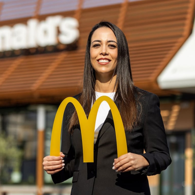 Sade Schmitz-Ödek mit dem McDonalds-Logo