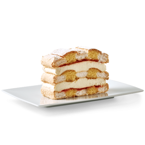 Schichttorte mit cremiger Füllung und Biskuit-Schichten auf einem weißen Teller