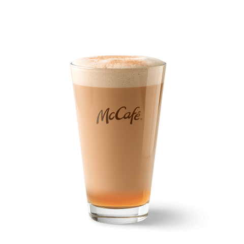 Ein köstlicher Latte Macchiato im McCafé-Glas, serviert mit schaumiger Oberseite.
