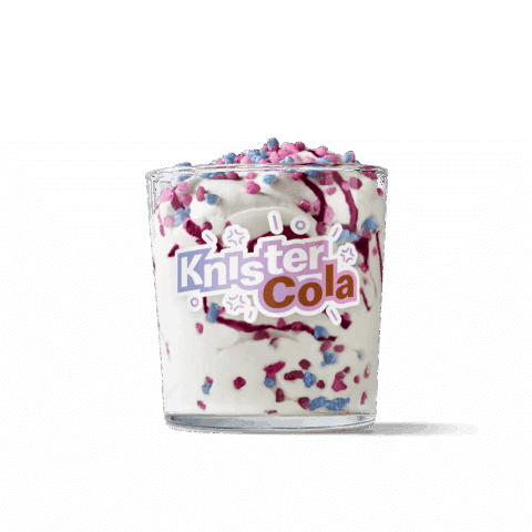 Weißes cremiges Softeis mit pinkem und blauem Knister-Topping und dunkler Heidelbeersauce im Glas mit dem „Knister Cola“-Logo.