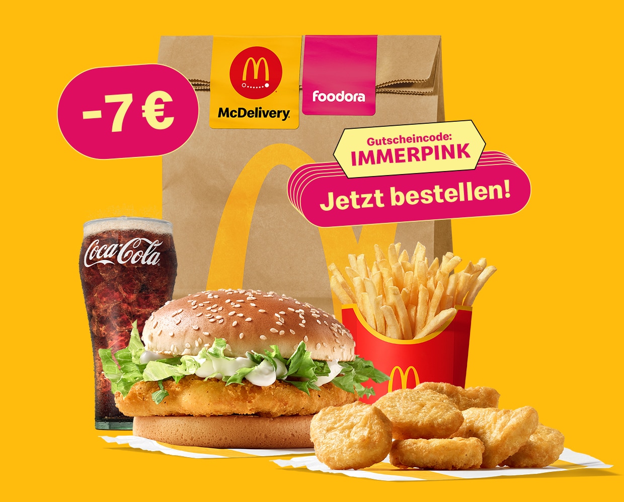McChicken, Pommes, Cola, 6er Chicken McNuggets vor einer brauen McDonald’s Papiertüte. Mit dem Gutscheincode „ImmerPink“ 7 Euro Rabatt auf eine Bestellung über foodora.