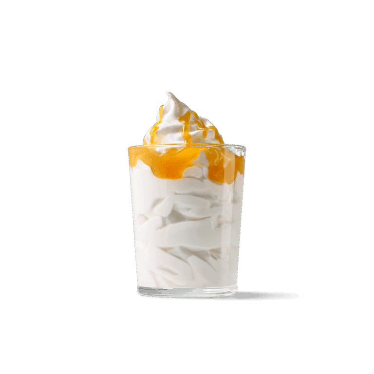 Ein Glas mit cremigem Sahneeis, mit einer Mango-Passionsfrucht-Sauce.
