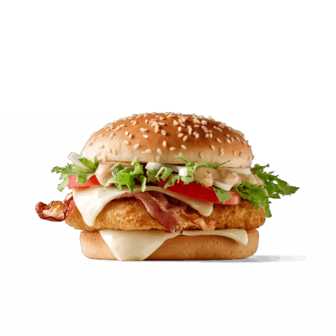 Ein saftiger Hamburger mit Sesambrötchen, belegt mit knusprigem Hühnchen, Baconscheiben, frischem Gemüse und einer cremigen Sauce.