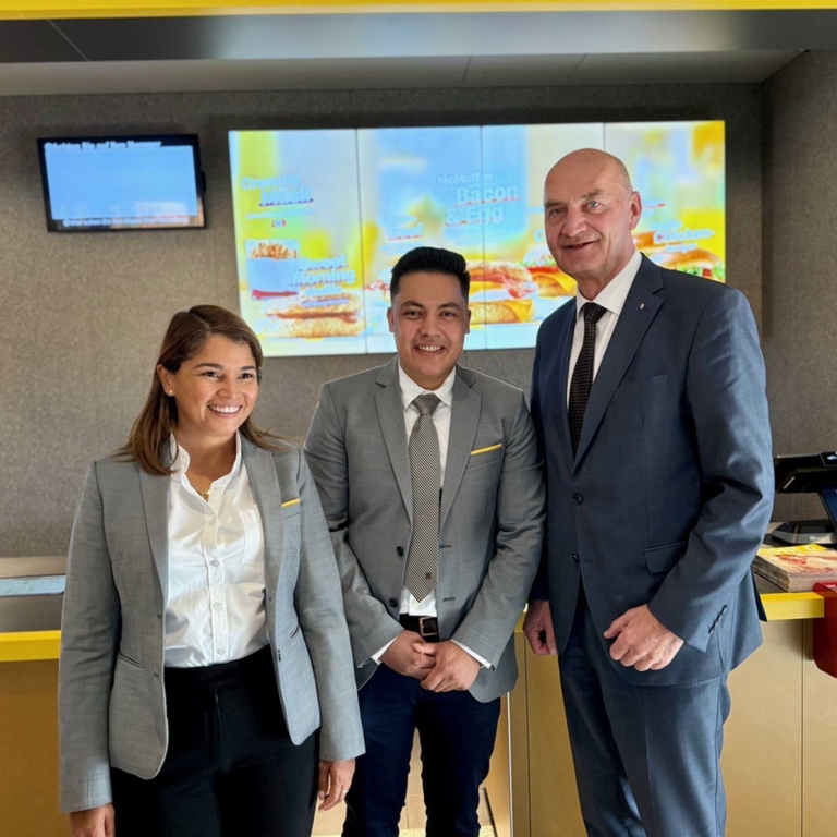 Feyzi Lotfollah mit Christian Dörfel und Carolina Mendez