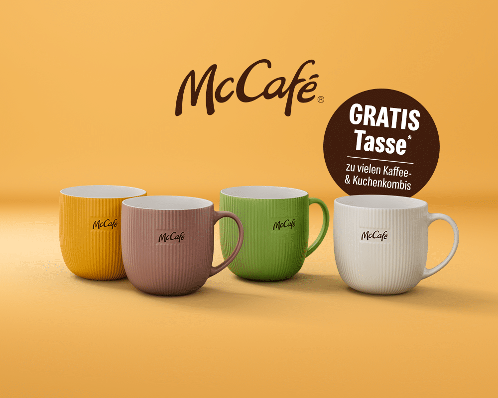 Ein Set von vier McCafé-Tassen in verschiedenen Farben auf einem orangefarbenen Hintergrund.