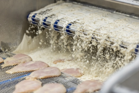 Verarbeitung von Hähnchenfleisch mit Mehl in einer Lebensmittelbetriebsmaschine