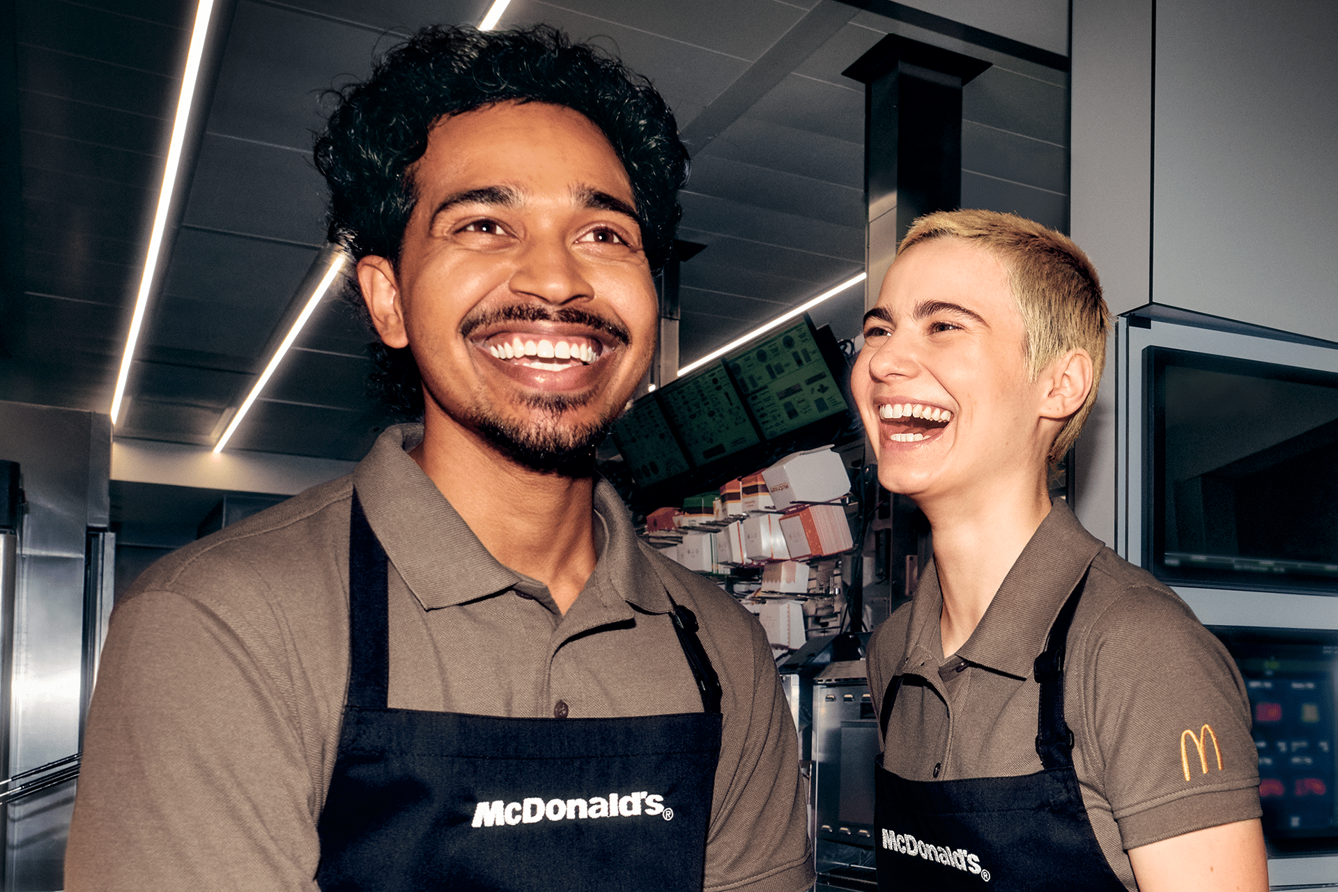 Zwei lachende McDonald's-Mitarbeiter:innen